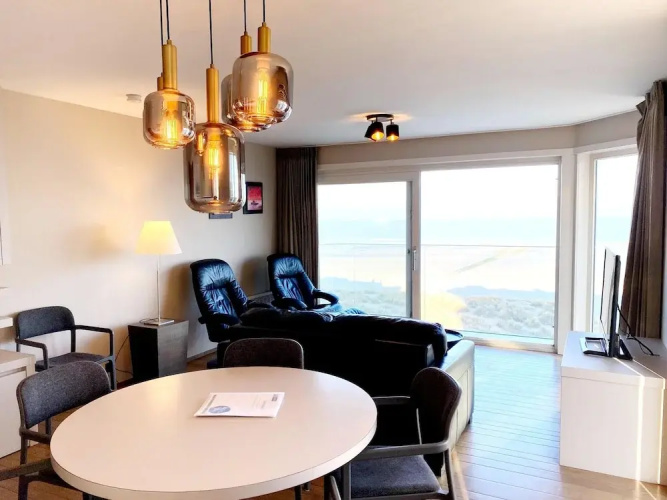 Sea Wall Retreat With Views