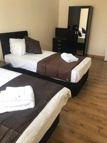 Contemporary 2 bed Apt 13