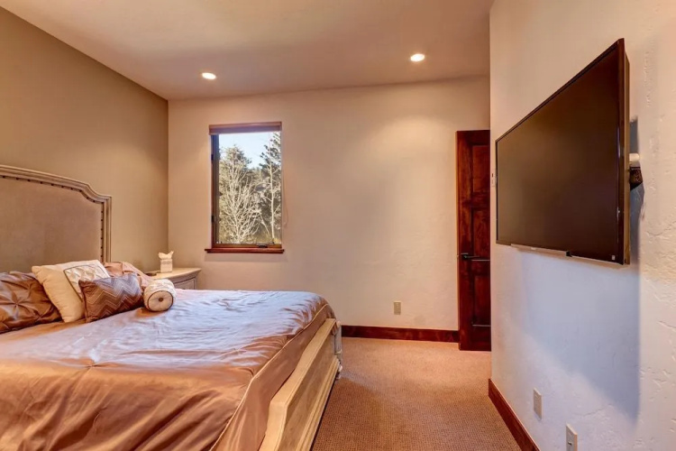 Stunning Home Main st. Walk Everywhere! Sleeps 12!