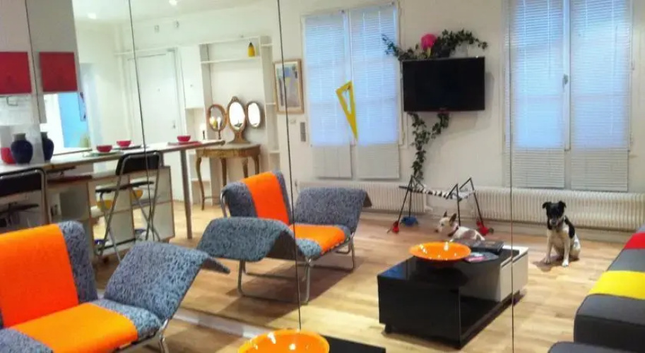 Into Paris - Louvre Apartment