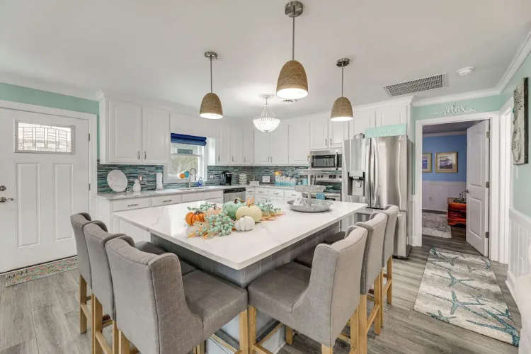 Emerald Isle Beach House: Walk to the Sand!