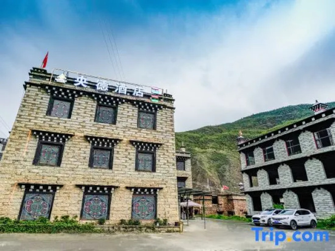 Daocheng Yangde Hotel