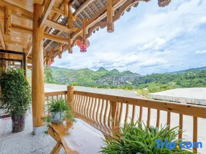Furong Town Waterfall View Inn
