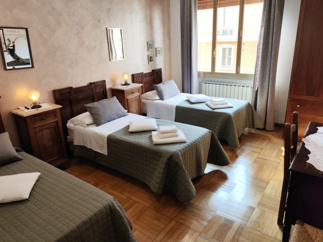 Standard Triple room with city view