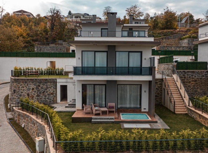 2 Bedrooms Villa