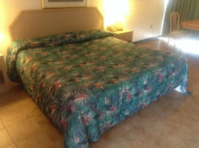 Camelot Waterfront Inn