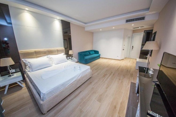 Deluxe Triple Basement room with balcony