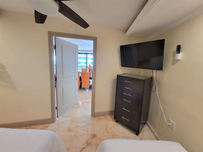 Alexander 807 5 Bedroom Apts by RedAwning
