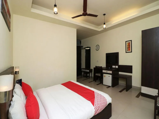 OYO 389 Hotel Applee Inn
