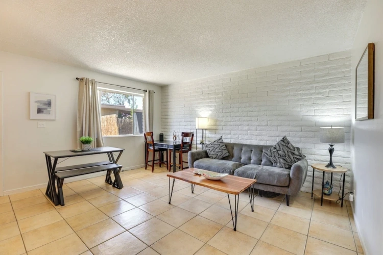 2 Bedrooms Apartment