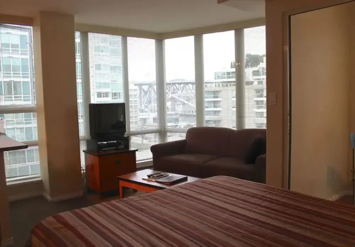 910 Beach Avenue Apartment Hotel