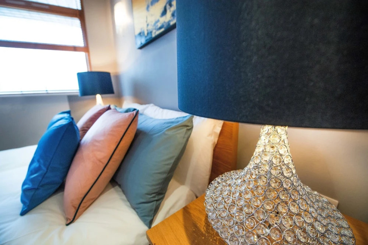 Stylish Central Reading Apartment with Free Parking