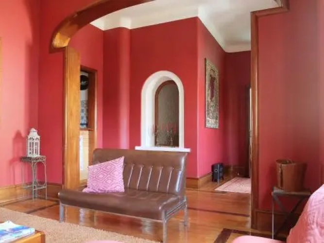 OC Salon Charm Hostel & Suites