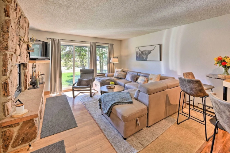 Cozy & Chic Mountain Condo w/ Community Perks