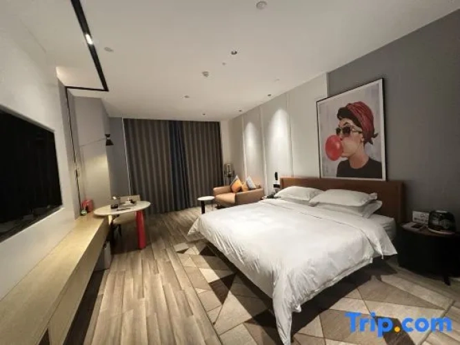 Deluxe Double Suite with street view
