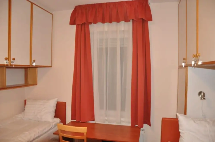 Standard Twin room with courtyard view