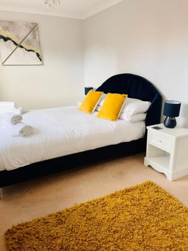Tanglewood house Abergavenny with private parking
