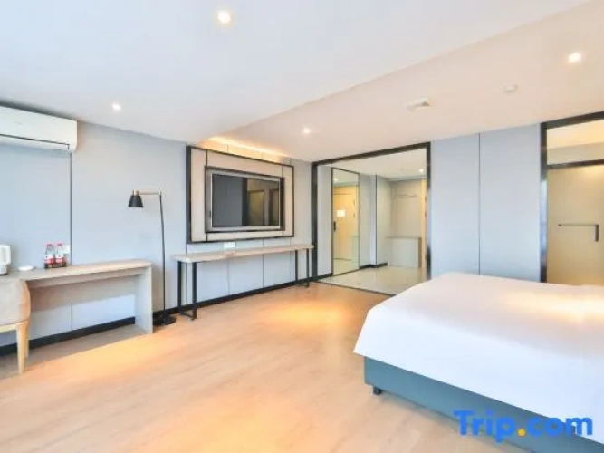 Deluxe Double room with city view