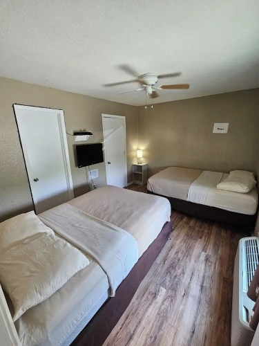 2 Bedrooms Comfort room