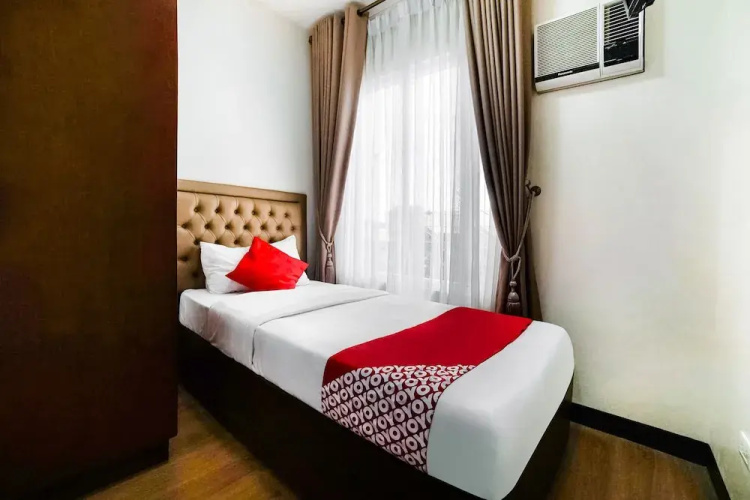 OYO 256 Sakura Suites