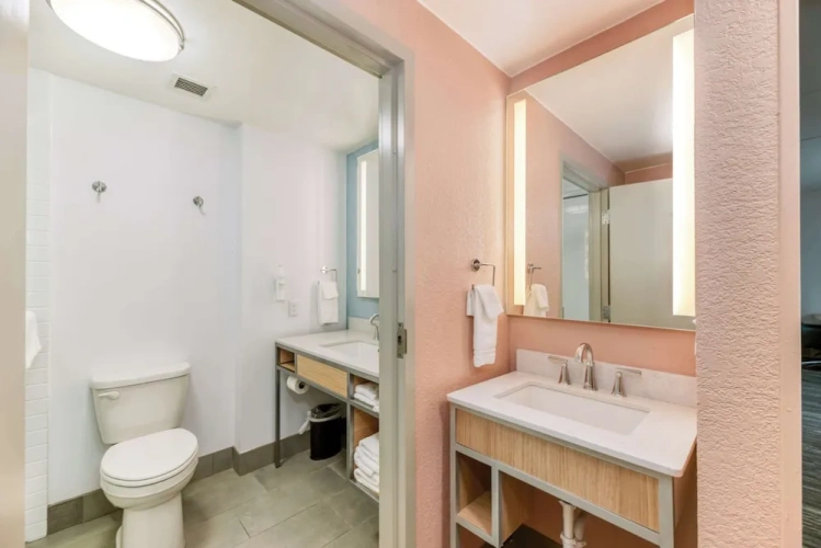 1 Bedroom Deluxe Suite with balcony and with partial ocean view