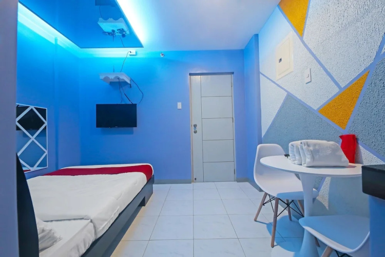 OYO 896 Silverio Suites