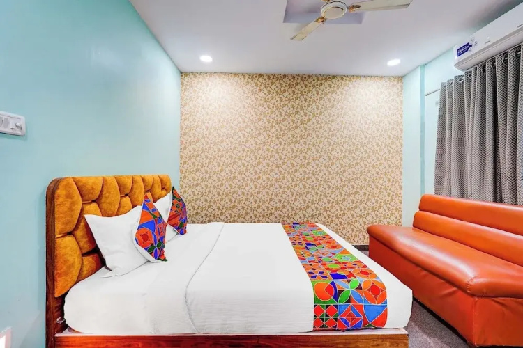 Fabhotel Emara Inn