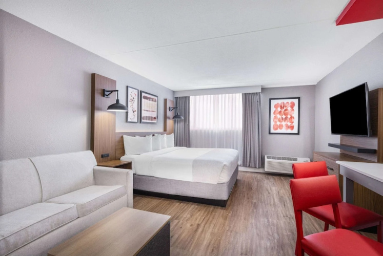 Clarion Hotel & Suites