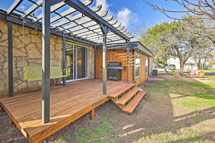 Retro Updated Blanco Abode - Steps to Main Street!