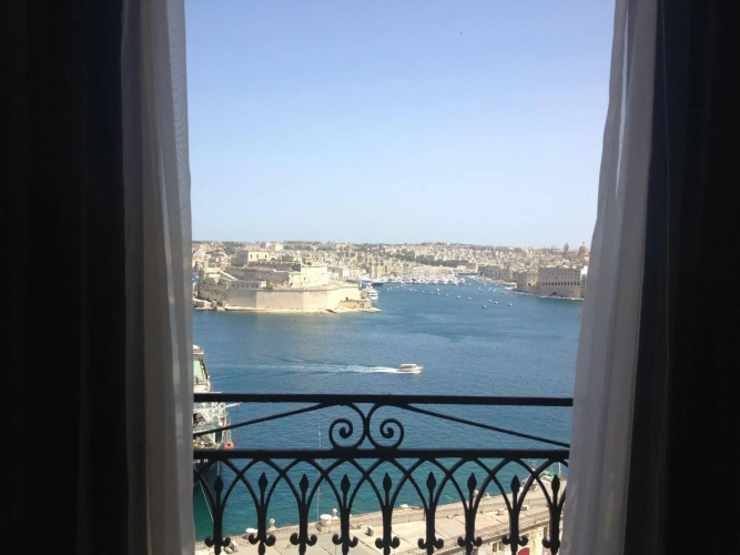 Grand Harbour Hotel