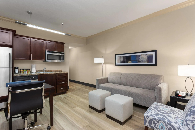 Hawthorn Extended Stay by Wyndham West Palm Beach Airport