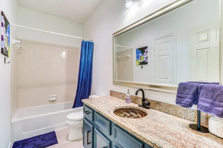 Deck & Greenbelt Access: Lovely Austin Home