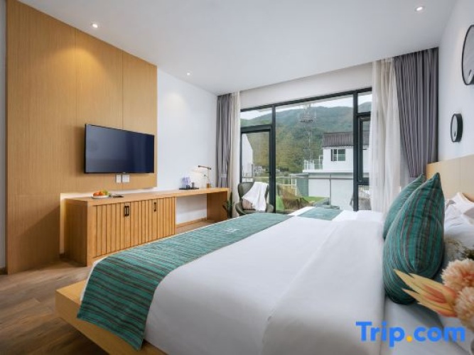 Standard Family room with mountain view
