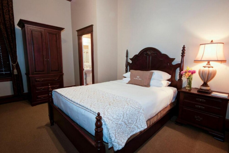 Sacajawea Hotel