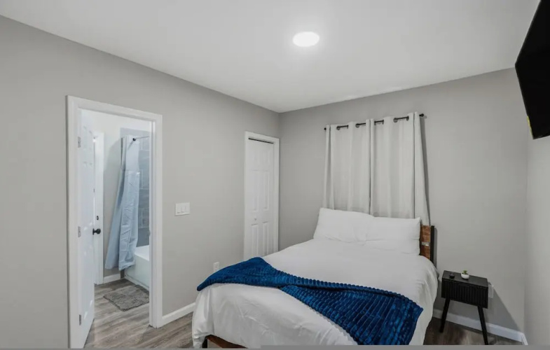Spacious 3BR Retreat Near Downtown River Walk