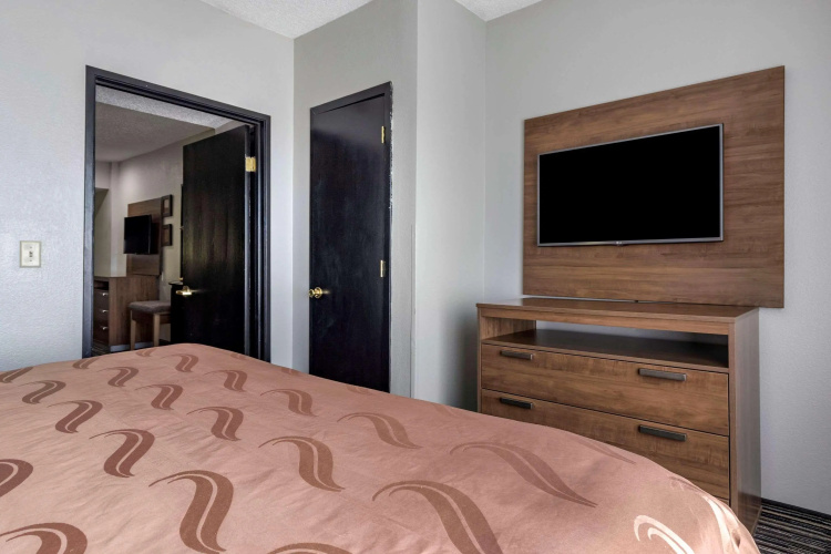 Quality Inn & Suites I-35 E / Walnut Hill