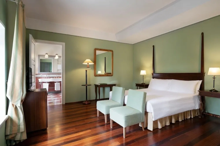 Suite with balcony and with park view
