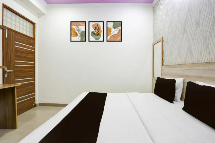 OYO 16721 Divine Hotel