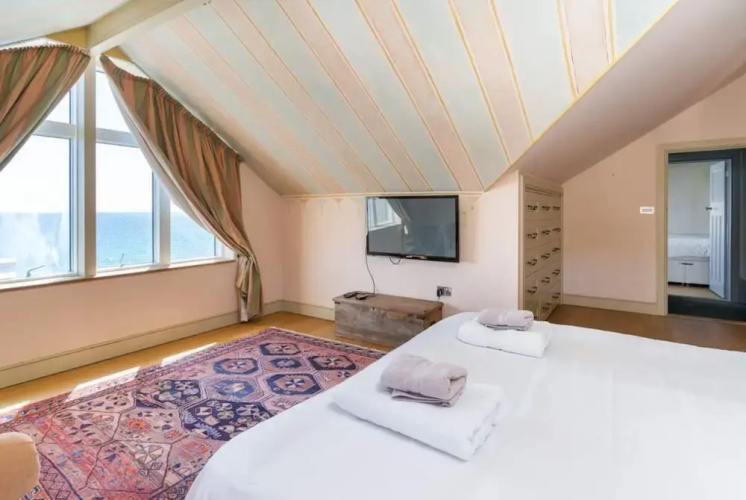 Private Cliff top Retreat by Perranuthnoe Beach