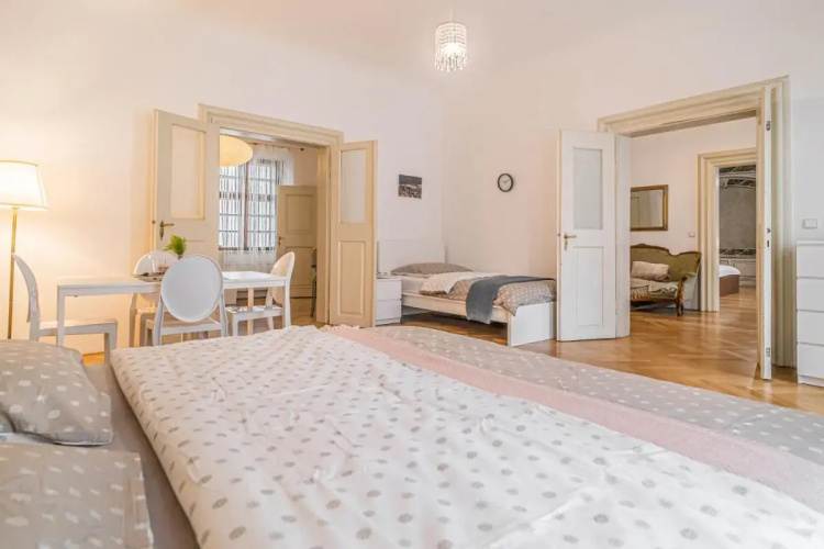 Spacious Apt at Mala Strana, Charles Bridge 3min