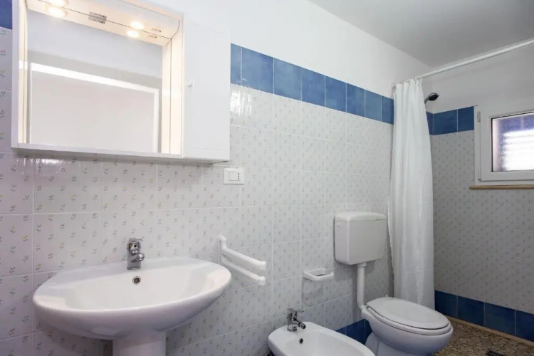 Affitto monolocale vicino mare e servizi m608