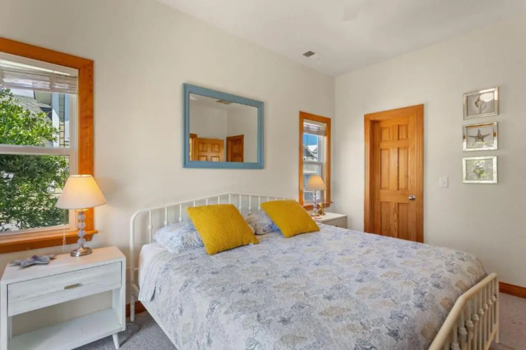 1671 Semper Summer 3 Min Walk to Beach