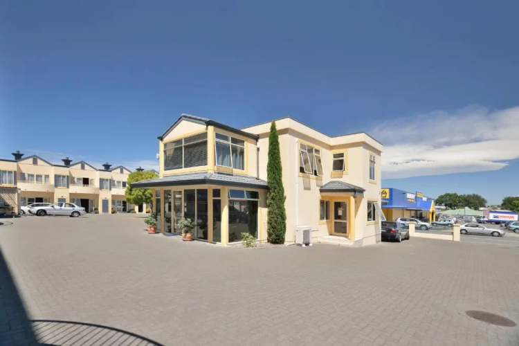 Shoreline Motel
