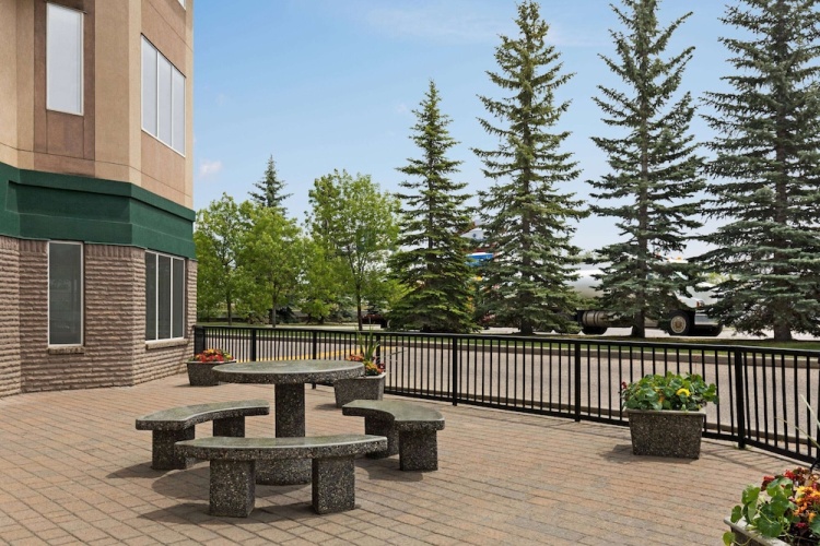 Super 8 by Wyndham Calgary Shawnessy Area photo 18