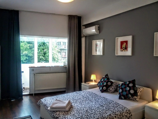 Central Bright Modern Studio