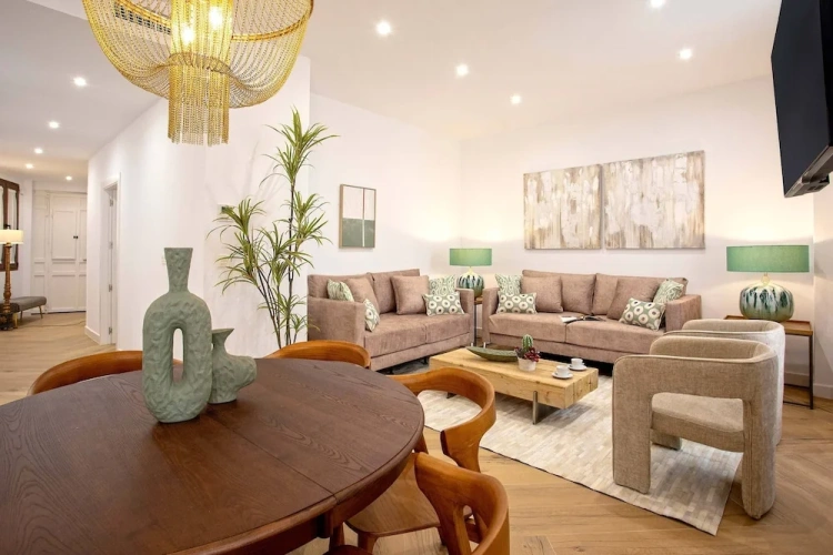 4 Bedrooms Apartment with balcony