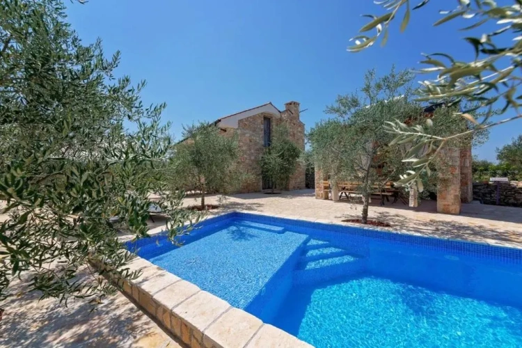4 Bedrooms Villa