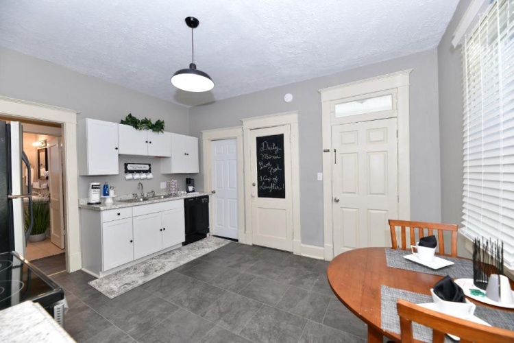 4 Bedrooms Cottage