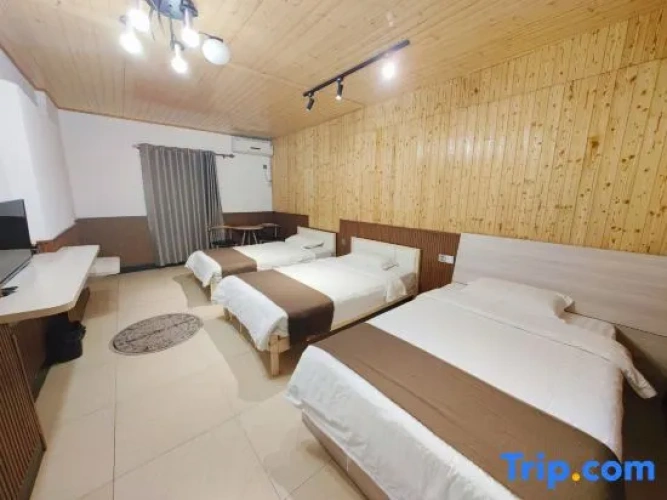 Deluxe Triple room with courtyard view