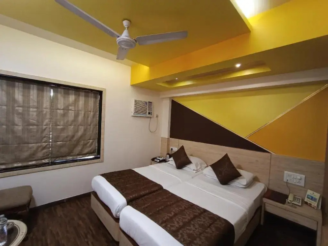 Rajhans Hotel